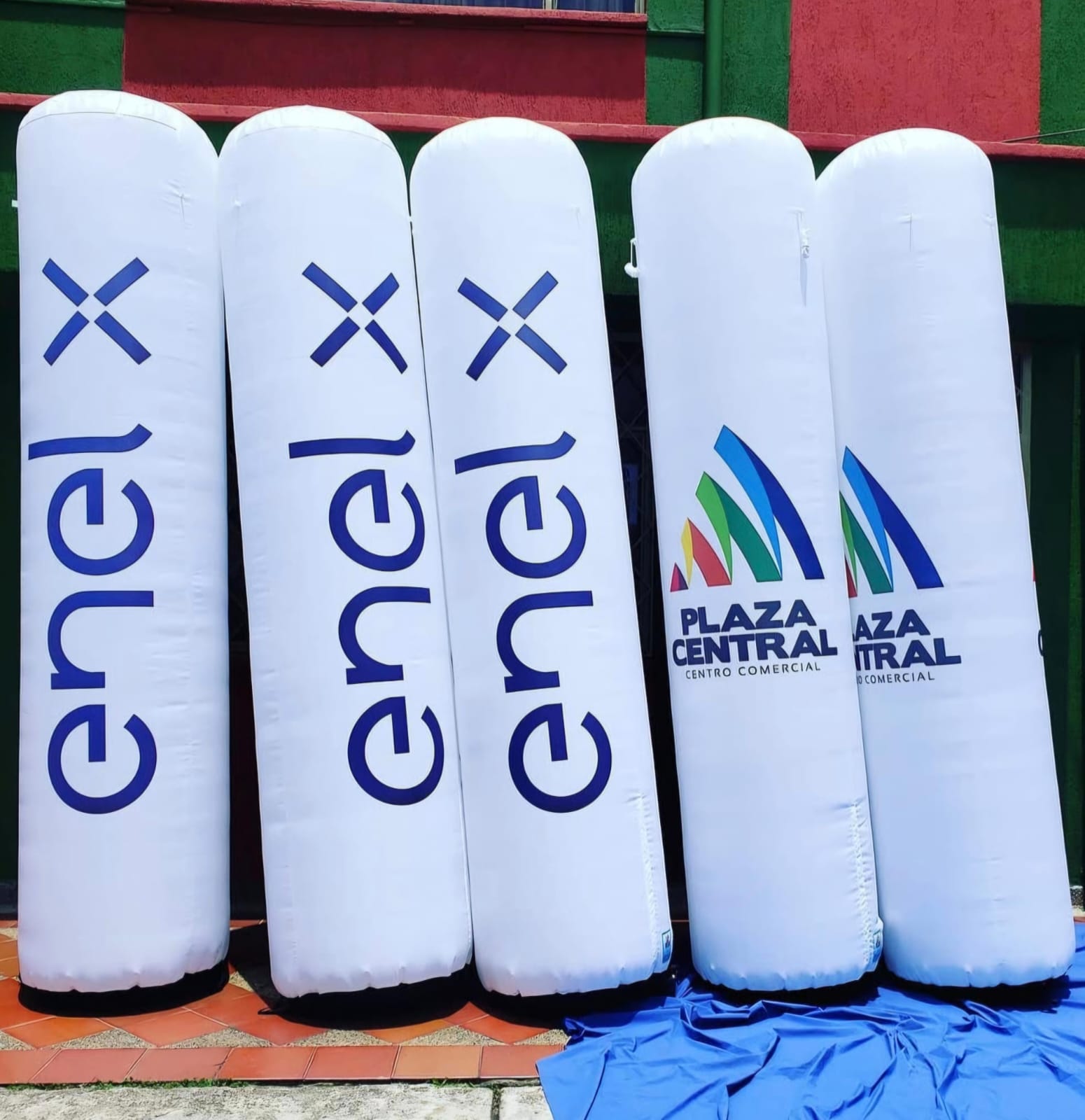 Columnas inflables Enel X y Plaza Central en taller